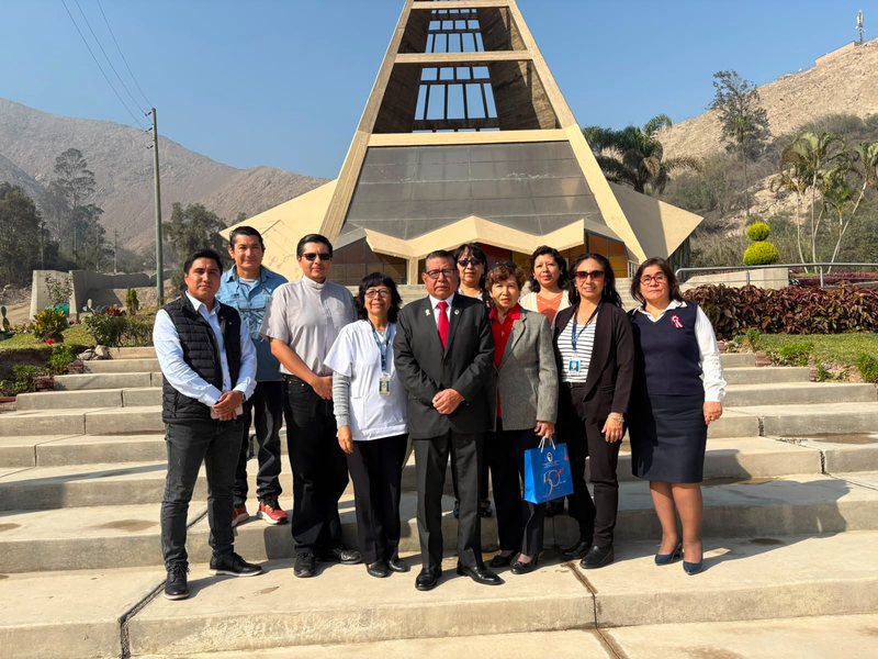 El Capellán junto a autoridades y trabajadores frente a la Capilla de La Cantuta