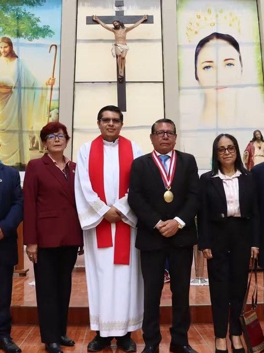 El Capellán con autoridades de la UNE en la Capilla Universitaria