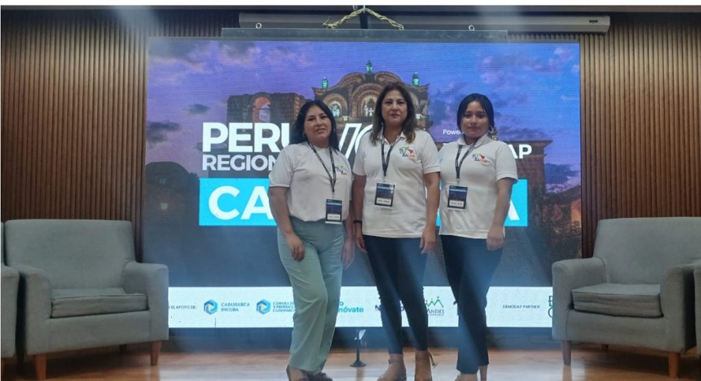Directora de la INCUBAUNE y las estudiantes del equipo de SUMAQTA, del Portafolio 2G, Rebeca Tambine y Myriam Quispe.