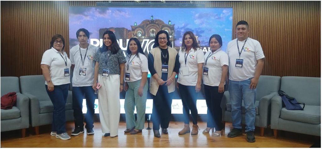 Mtra. Raquel Meneses Fernández, directora de la INCUBAUNE; acompañada de la jefa de Sección de Kaman-UCSP, Karen Gutiérrez; los estudiantes John Árias y Jordan Huarcaya, equipo FADEC; Rebeca Tambine y Myriam Quispe, equipo de SUMAQTA, Portafolio 2G; y la Lic. Rocío Tutaya, personal gestor de la INCUBANE.