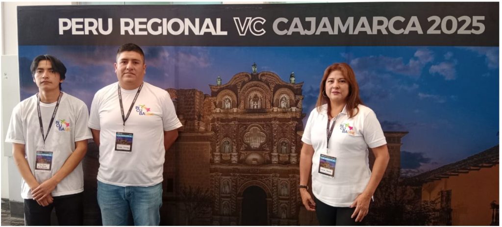 Acompañan a la directora de la Incubadora de Empresas, Mtra. Raquel Meneses Fernández, estudiantes emprendedores del equipo FADEC, Portafolio 2G, John Árias y Jordan Huarcaya.